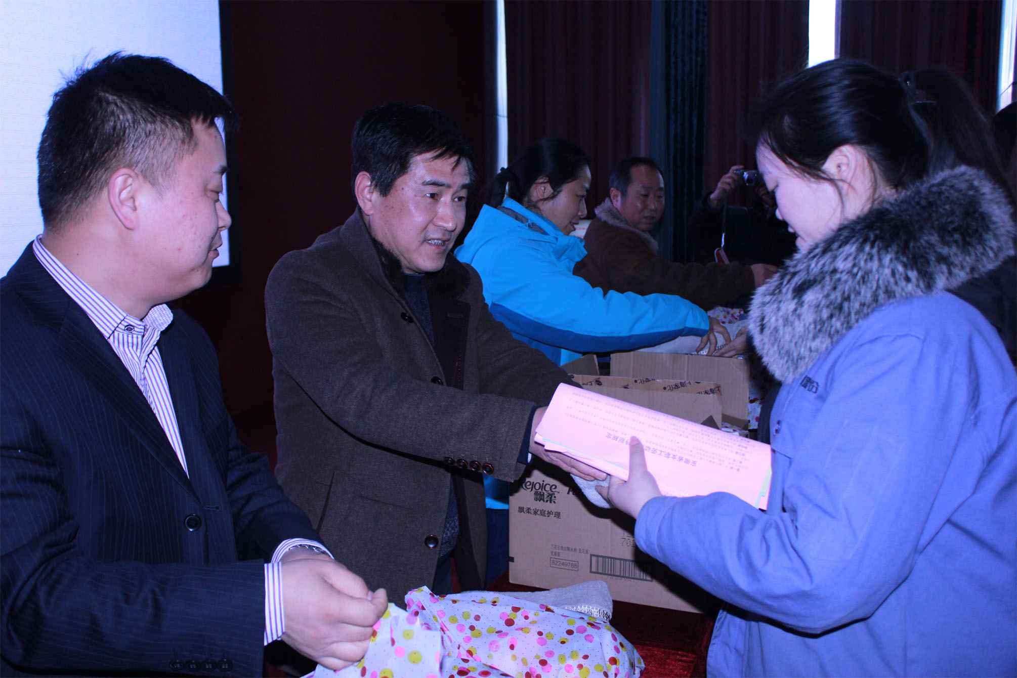 工會(huì)主席發(fā)放慰問(wèn)品